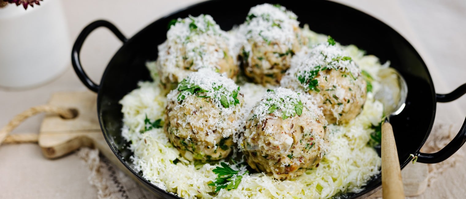 Knödel mit Speck und Krautsalat