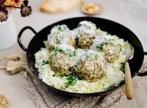 Knödel mit Speck und Krautsalat