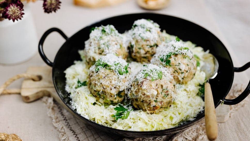 Knödel mit Speck und Krautsalat