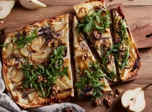 SPAR Mahlzeit Dinkel-Flammkuchen mit Gorgonzola, Birnen und Rucola