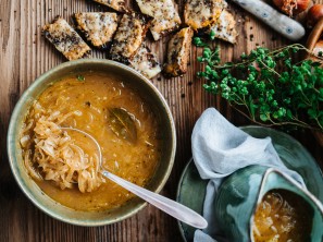 SPAR Mahlzeit Ziebelsuppe mit Schwarzbrot Crostini