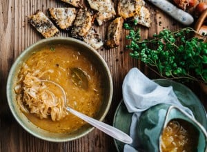 SPAR Mahlzeit Ziebelsuppe mit Schwarzbrot Crostini