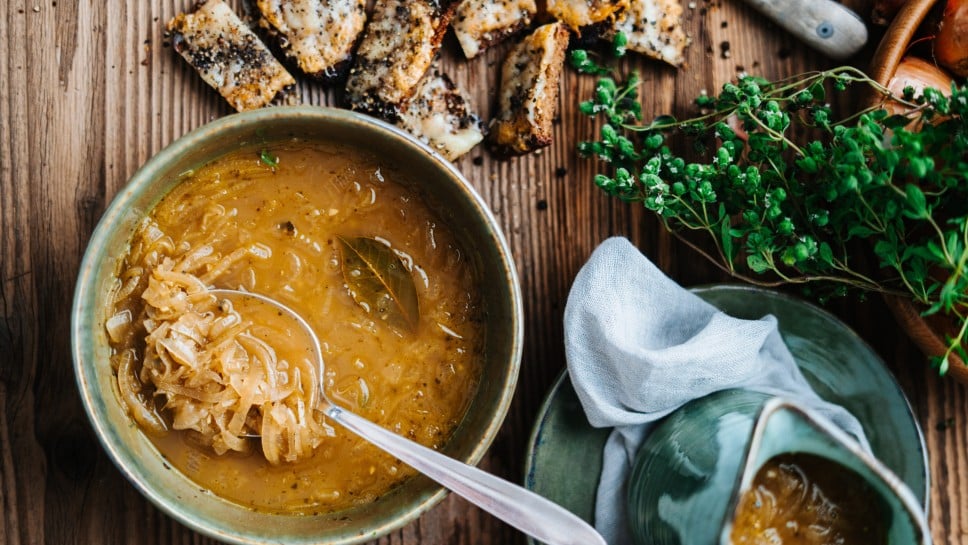 SPAR Mahlzeit Ziebelsuppe mit Schwarzbrot Crostini