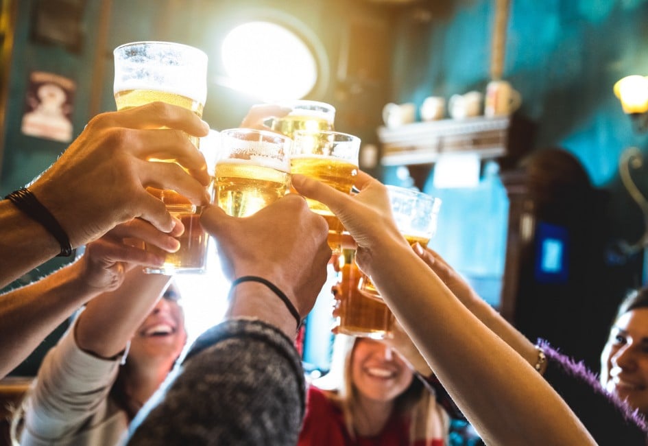Gruppe an Freunden die mit Bier anstoßen