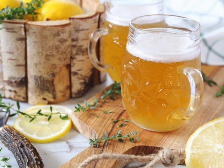 Radler auf Holzbrett