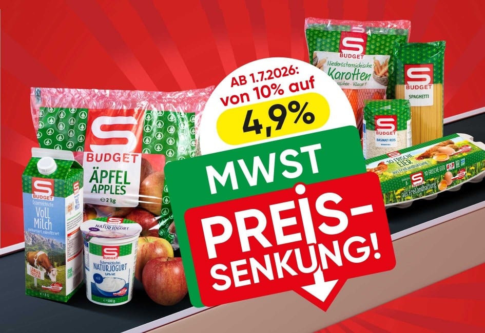 Werbegrafik mit verschiedenen Lebensmitteln einer Supermarkt-Eigenmarke auf einem Förderband vor rotem Hintergrund. Im Vordergrund steht ein großes Schild mit der Aufschrift ‚MWST PREIS-SENKUNG!‘. Zu sehen sind unter anderem Apfelsaft, Joghurt, Äpfel, Nudeln und Zwiebeln.“