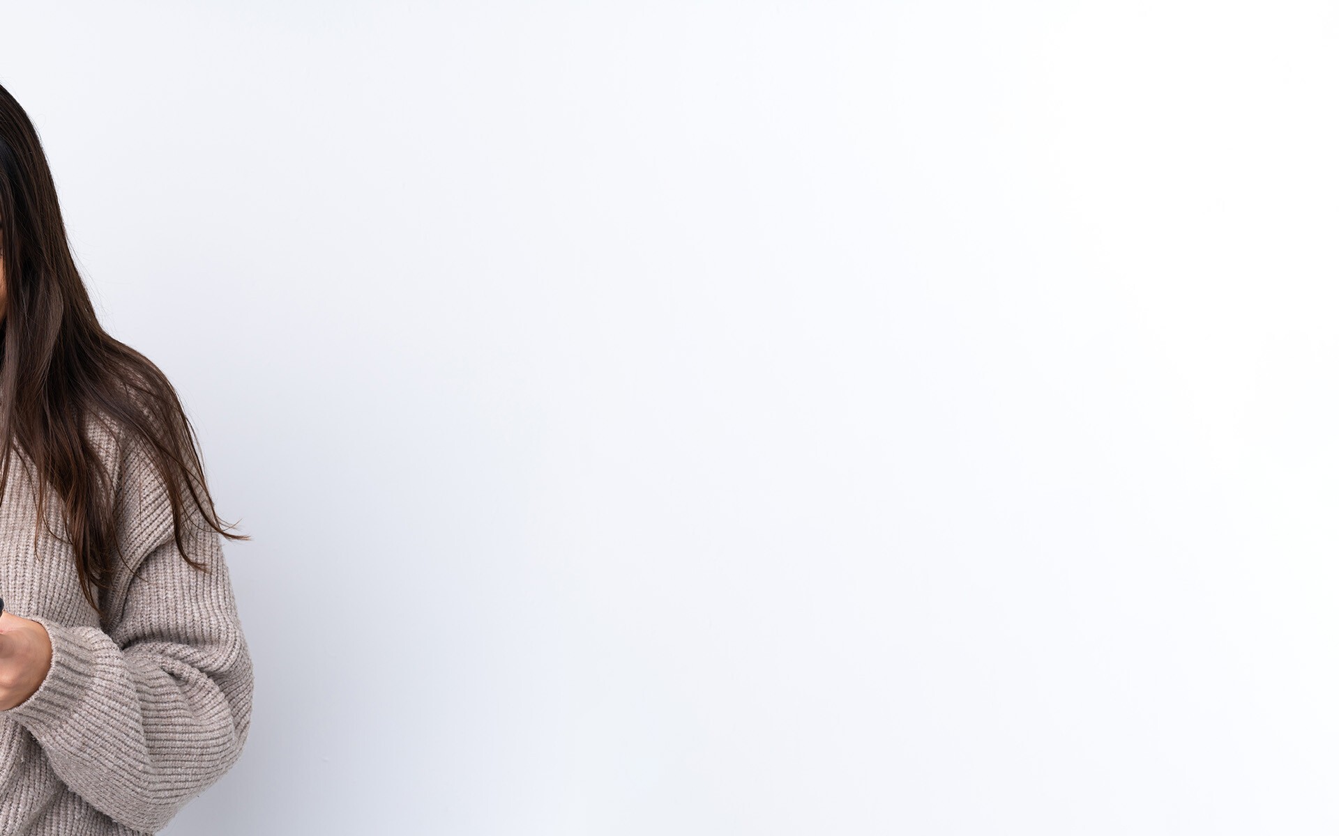 Frau schaut auf ihr Handy und freut sich