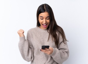 Frau schaut auf ihr Handy und freut sich