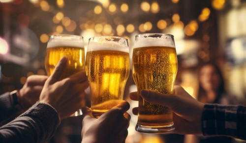 Anstoßen mit Bier