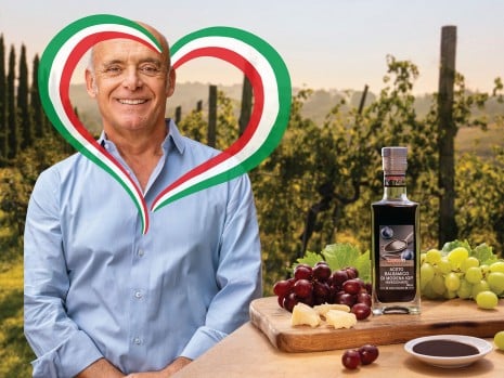 Mann mit Essigflasche von DESPAR PREMIUM Aceto Balsamico di Modena 