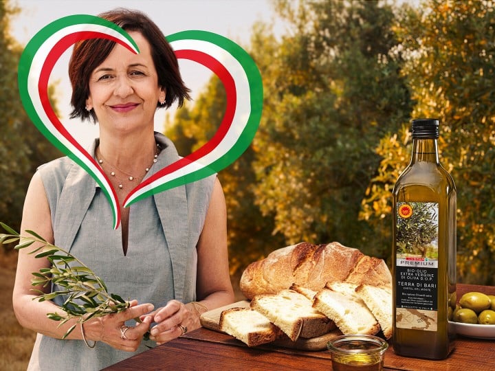 Frau mit Ölflasche von DESPAR PREMIUM BIO-Olio Extra Vergine