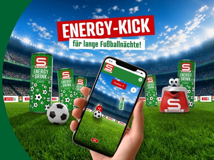 S-BUDGET Limited Fussball Edition in einem Fussballstadion mit einem Fussball