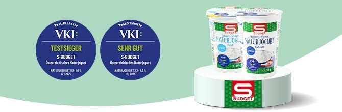 S-BUDGET Naturjoghurts auf einem Podest mit dem S-BUDGET Logo und 2 VKI Siegel 