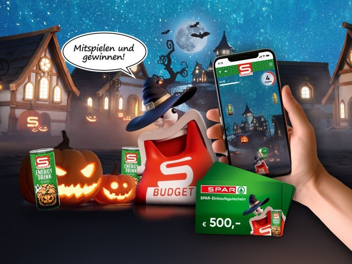 Das S-BUDGET Börserl befindet sich in einer Halloween Welt und sagt in einer Sprechblase "Mitspielen und gewinnen"; Es sind 5 500 Euro SPAR-Einkaufsgutscheine abgebildet