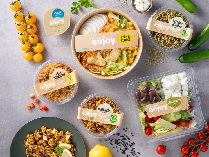 SPAR enjoy Produkte - Huhn & Gemüse Salat, Perl-Couscous, Tzatziki-Bulgur, Hirtenkäse, Caesar Dressing, Griechischer Salat, frisches Gemüse auf einer Steinplatte