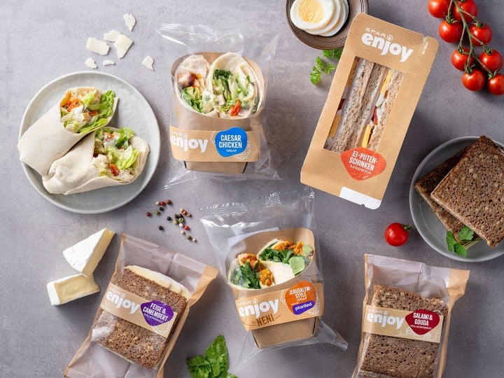 SPAR enjoy Produkte - Salami & Gouda Sandwich, Wraps, Feige & Camembert Sandwich, Ei-Putenschinken Sandwich auf einer Steinplatte