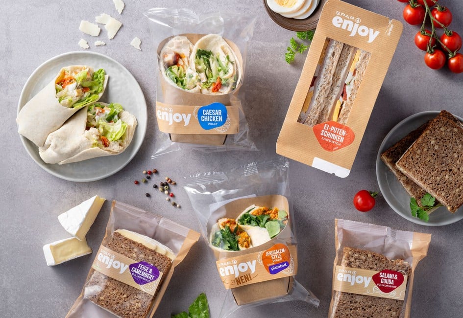 SPAR enjoy Produkte - Salami & Gouda Sandwich, Wraps, Feige & Camembert Sandwich, Ei-Putenschinken Sandwich auf einer Steinplatte