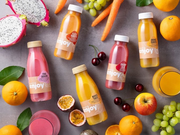 SPAR enjoy Produkte - Smoothies und frisches Obst und Gemüseauf einer Steinplatte