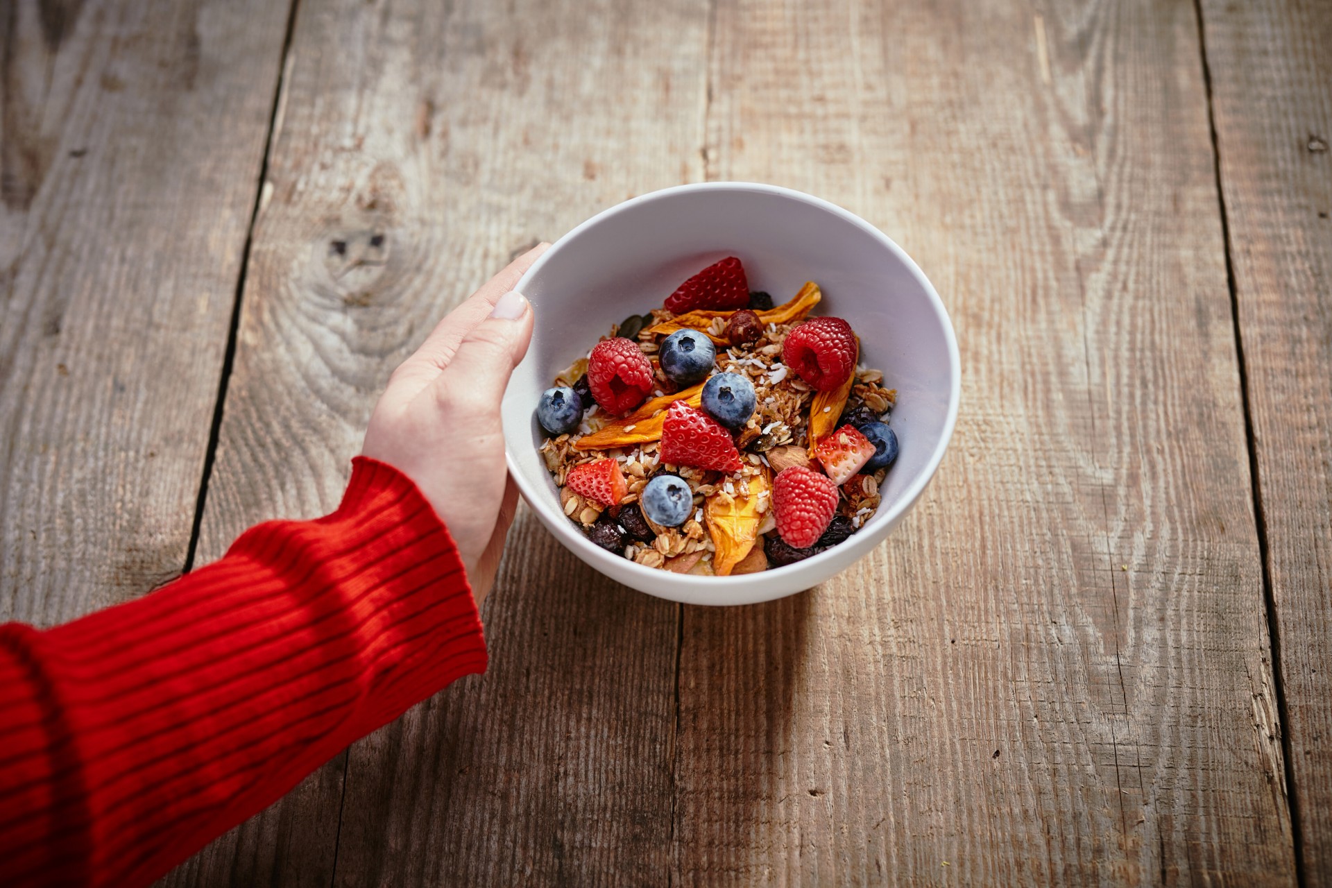 Müsli mit Hand