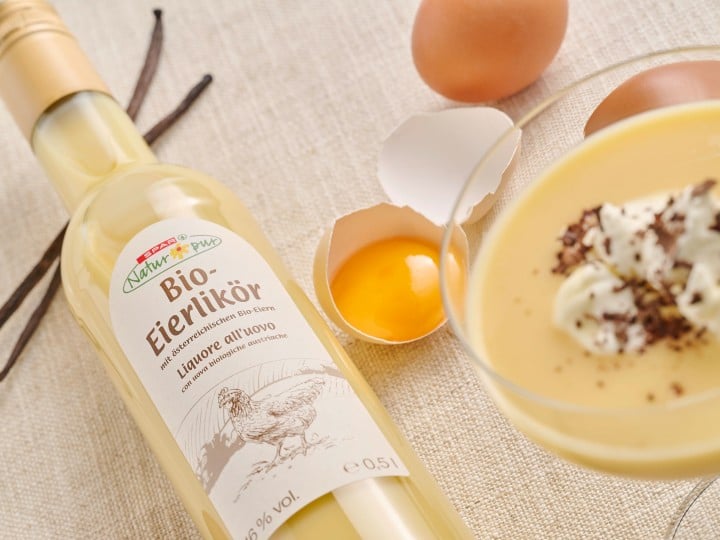 Feiner Bio-Eierlikör von Spar Natur*pur – cremig serviert, mit frischen Eiern