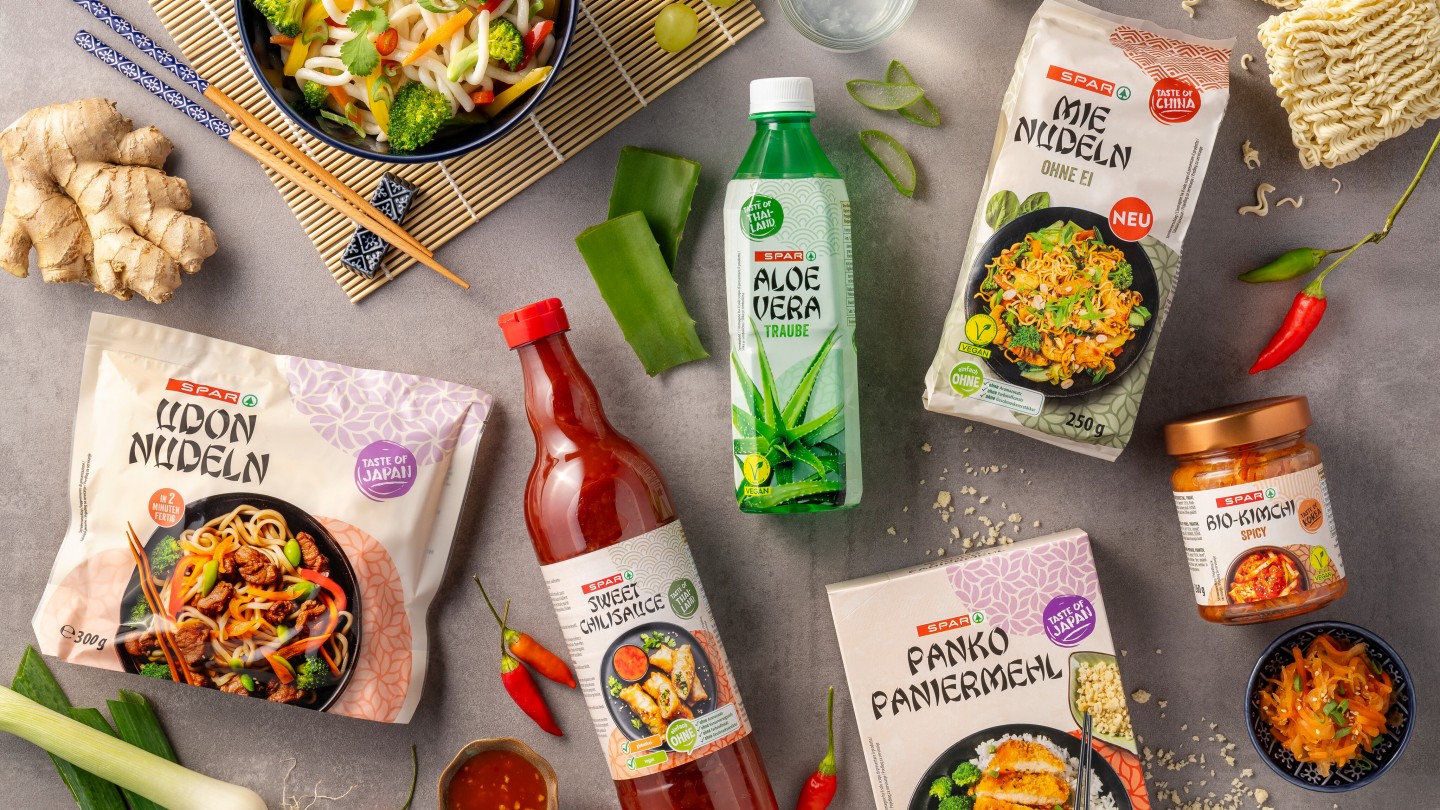 verschiedene Produkte der linie Taste of Asia von der SPAR QUalitätsmarke von oben herab fotografiert