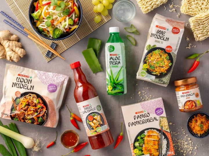 verschiedene Produkte der linie Taste of Asia von der SPAR QUalitätsmarke von oben herab fotografiert