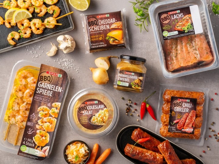 verschiedene Produkte von SPAR Barbecue von oben herab fotografiert