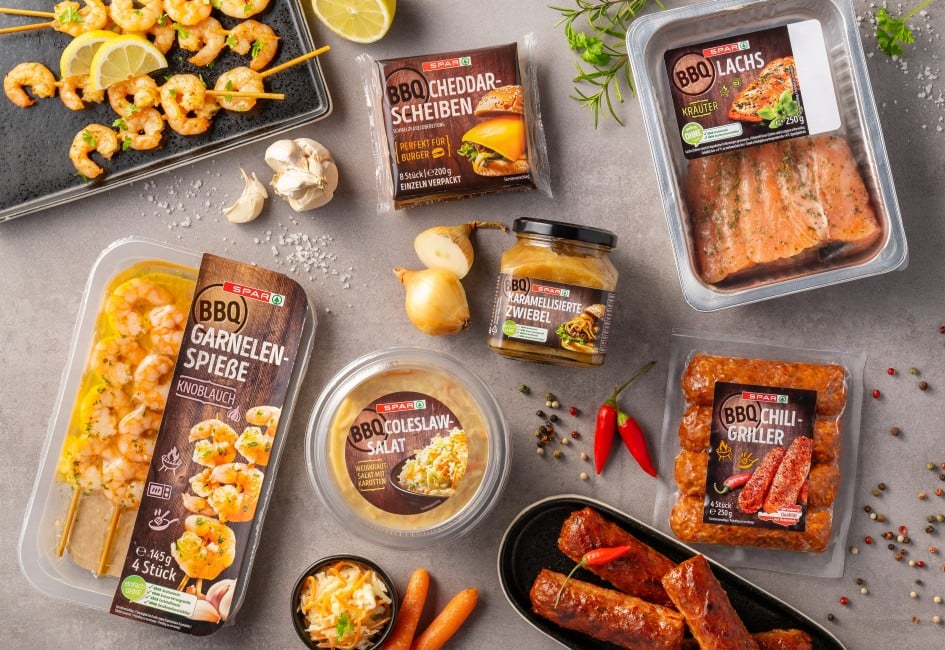 verschiedene Produkte von SPAR Barbecue von oben herab fotografiert