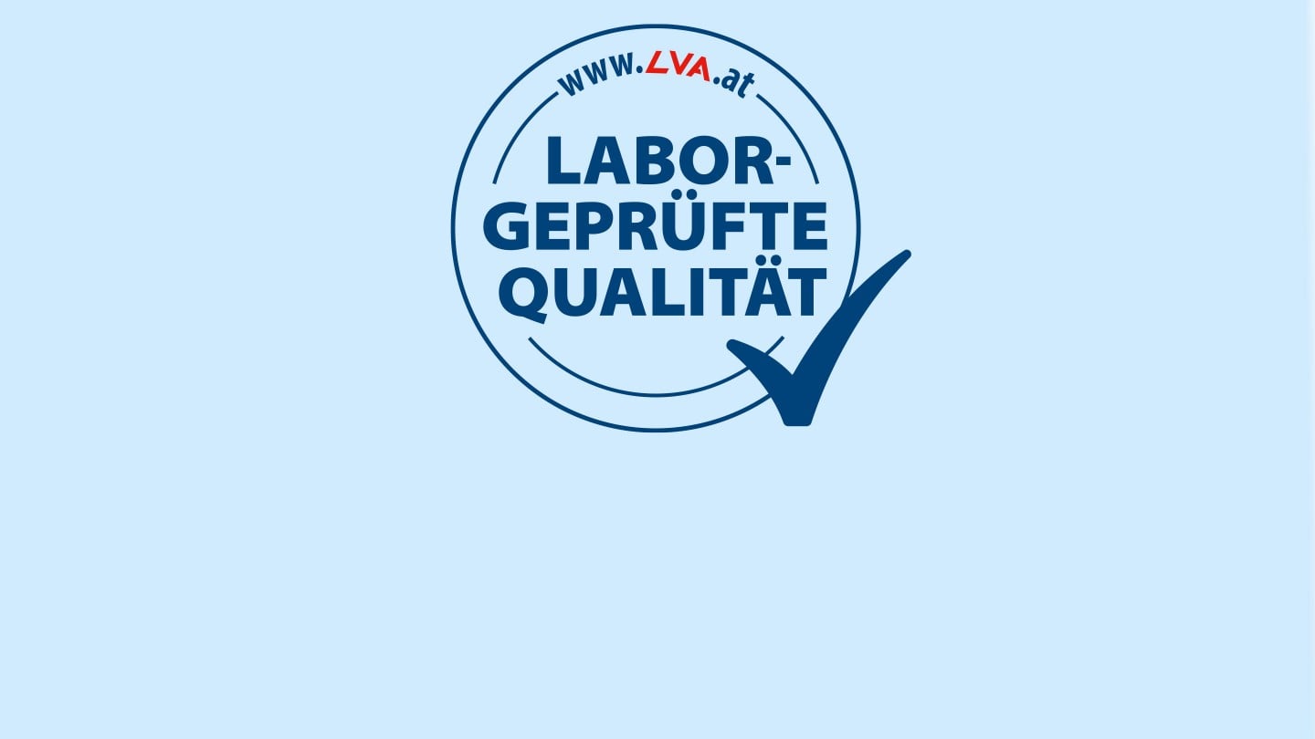 „Blaues Qualitätssiegel mit der Aufschrift ‚LABOR-GEPRÜFTE QUALITÄT‘, darüber ‚www.LVA.at‘ , daneben ein blauer Haken auf hellblauem Hintergrund.