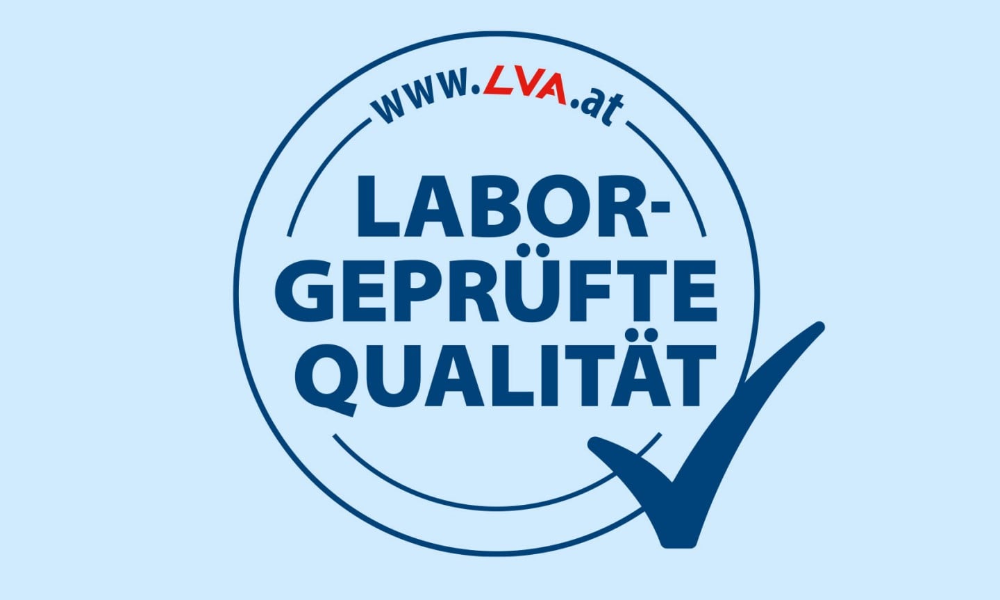 „Blaues Qualitätssiegel mit der Aufschrift ‚LABOR-GEPRÜFTE QUALITÄT‘, darüber ‚www.LVA.at‘ , daneben ein blauer Haken auf hellblauem Hintergrund.
