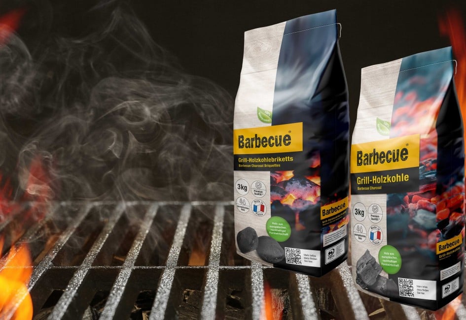 Zwei Packungen Grillholzkohle von Barbecue Grill auf einem Grillrost; rundum Feuerflammen