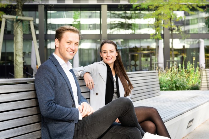 SPAR Trainees auf Bank