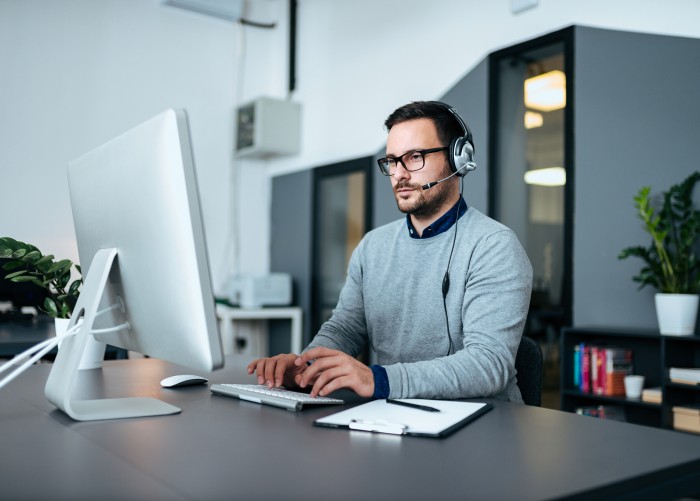 Trainee beim Arbeiten am Computer