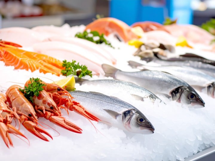 Fischtheke mit verschiedenen Fisch und Meeresfrüchten Angeboten 