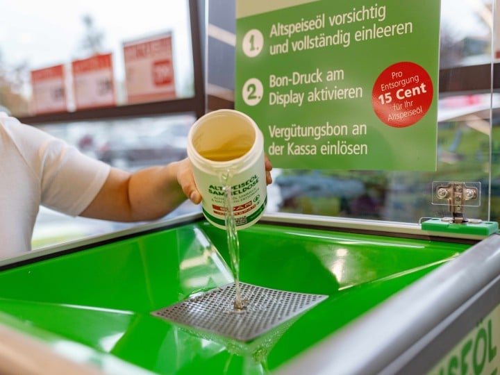 Altspeiseöl wird in einem SPAR Markt im Altöl-Abfall entfernt 