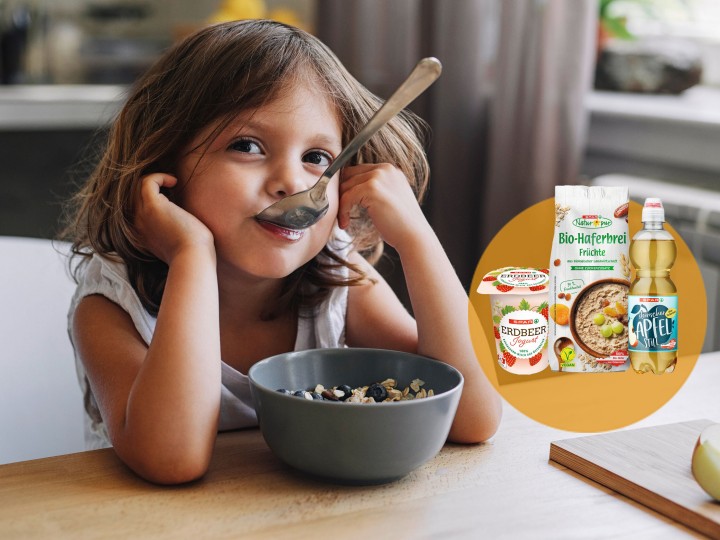 Mädchen beim Frühstück mit zuckerreduzierten Produkte von SPAR