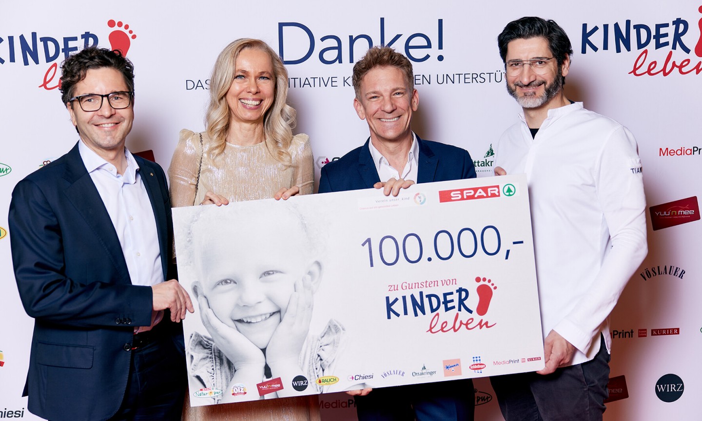 100.000 Euro spendeten Partnerunternehmen von SPAR Österreich und dem Verein unser_kind für die Initiative KINDERleben. Anlass war ein Charity Dinner mit Sternekoch Paul Ivić (re.) im Restaurant Mezzanin. Den Scheck übergab SPAR-Vorstand Mag. Markus Kaser (li.) an Univ. Prof. Dr. Angelika Berger (2.v.li.), MBA, Obfrau des Vereins unser_kind und Leiterin des Comprehensive Center for Pediatrics (CCP) der Medizinischen Universen. Durch den Abend führte Moderator Andi Knoll (2.v.re.).