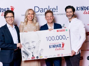 100.000 Euro spendeten Partnerunternehmen von SPAR Österreich und dem Verein unser_kind für die Initiative KINDERleben. Anlass war ein Charity Dinner mit Sternekoch Paul Ivić (re.) im Restaurant Mezzanin. Den Scheck übergab SPAR-Vorstand Mag. Markus Kaser (li.) an Univ. Prof. Dr. Angelika Berger (2.v.li.), MBA, Obfrau des Vereins unser_kind und Leiterin des Comprehensive Center for Pediatrics (CCP) der Medizinischen Universität Wien. Durch den Abend führte Moderator Andi Knoll (2.v.re.).
