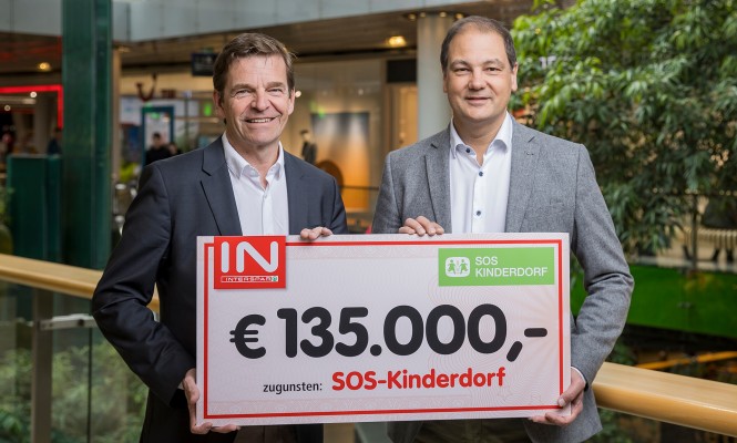 135.000 Euro für den guten Zweck: INTERSPAR Österreich-Geschäftsführer Mag. Johannes Holzleitner (r.) übergab an Mag. Christian Moser (l.), Geschäftsführer von SOS-Kinderdorf, die Spendensumme