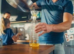Altspeiseöl wird zu Hause in Flasche gesammelt