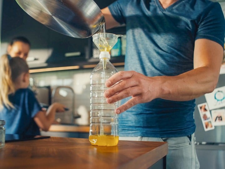Altspeiseöl wird zu Hause in Flasche gesammelt