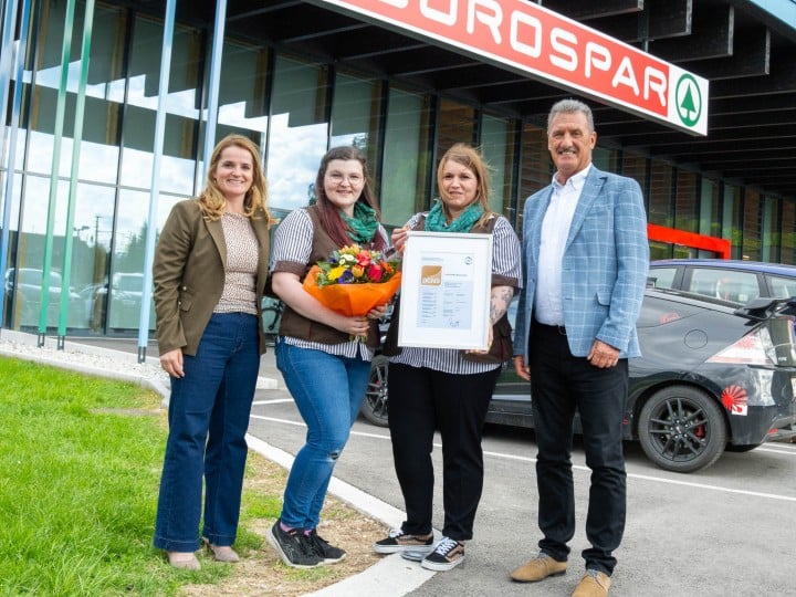 4 Personen stehen vor dem EUROSPAR