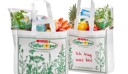 SPAR Natur Pur Taschen mit Inhalt vor einem weißen Hintergrund