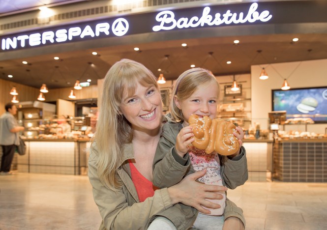 INTERSPAR-Kundin mit Schmetterlingsbrot