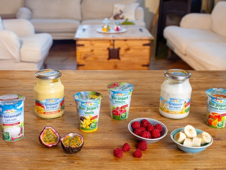 Verschiedene SPAR Natur*pur Jogurtprodukte und Obst werden präsentiert