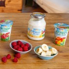 Verschiedene SPAR Natur*pur Jogurtprodukte und Obst werden präsentiert