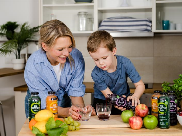 Kind mit Frau am Küchentisch