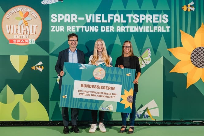 Bundessiegerin SPAR Vielfaltspreis 2024 Bundessiegerin Martina Hasiba (Mitte) mit Markus Kaser (SPAR Vorstand, l.) und Kathrin Grobbauer (Juryvorsitzende, r.)