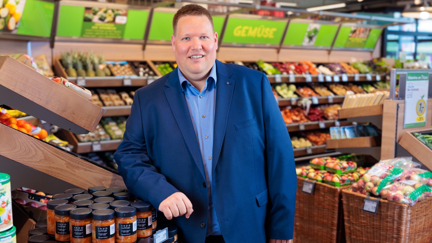 Spar Kaufmann Christian Braunstein in der Obst und Gemüse Abteilung in einer Spar Filiale