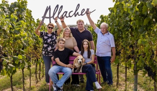 Familie Allacher im Weingarten